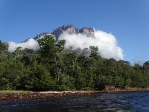 tolle bootsfahrt zum salto angel - tafelberge in wolken getaucht!