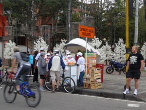 fruchtstand mit frischgepressten säften u salpicón - hmmm!