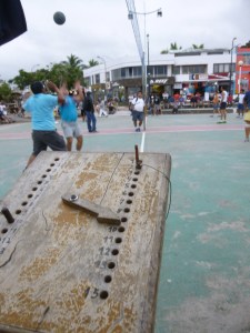 Holztafel mit Punktestand. Der Pfeil zeigt an, welches Team aufschlägt und punkten kann!