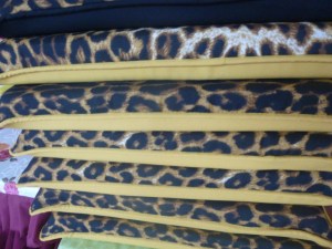 Ein ganzer Stapel Kissen in der Vitrine eines Geschäfts: