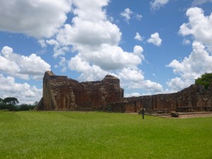 Schöner  Buntsandstein vor blauweißem Himmel