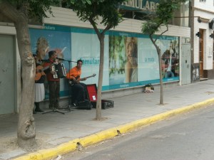 rechts neben der Kapelle am Boden steht u dröhnt (im Bild nicht zu hören) der Generator.