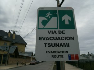 Evakuierungsrichtung im Falle eines Tsunamis, gesichtet in Pto. Natales