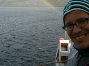 ein seltenes meteorologisches Ereignis: Herrn Boe wächst ein Regenbogen aus dem Stammhirn. Fast so selten wie Marienerscheinungen