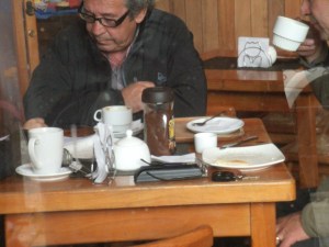 das bekommt man im Restaurant auf den Tisch gesetzt, wenn man dummerweiser Kaffee bestellt! Na, dann viel Vergnügen...!