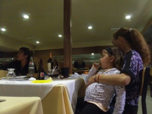 stolze Mama streichelt den prallen Bauch des Kindes. Da hat sich der "tenedor libre" voll ausgezahlt!