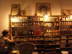 Schnappsregal in der Schokoladenmanifaktur. mein Favorit "ruso muerto", der "tote Russe", grüner Pfeffer auf Wodka aufgezogen!