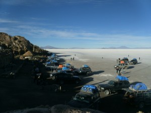 Jeeps in Lauerstellung an der Isla Pescado. Es sind nur 25, es ist ja Nebensaison!