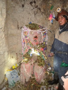 der "Tío"/Teufel. Hier werden Kokabläter, Zigaretten u Alkohol geopfert. An der Wand ist Lamablut (die dunklen Spritzer) zu erkennen.