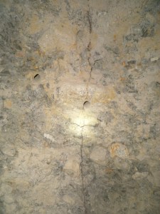 sehr feine Ader mit vorbereitetem Bohrloch. Hier wird morgen gesprengt. Aber  es ist keine hohe Qualität zu erwarten!