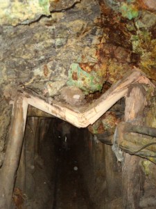 Stollen im Cerro Rico. Der Stützpfeiler hat auch schon bessere Jahrhunderte gesehen.
