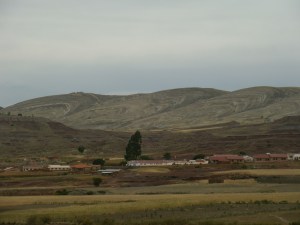 Nicht-Krater mit dem Örtchen Marawa.