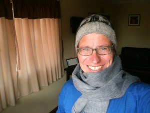 Für diese zeitlose Kopfbedeckung plus Schal musste kein Lama sterben. Zumal es sich natürlich um Alpaca-Wolle handelt!