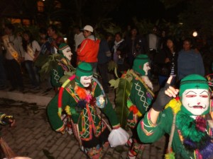 mit Masken und Musik zogen die Gruppen vorbei, Richtung Plaza de Armas