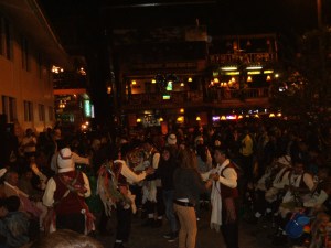Musik und Tanz auf der Plaza de Armas. Hier sind die meisten noch aufrecht 
