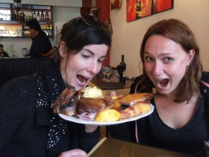 Meerschweinchentestesser bei der Arbeit. Immer gut, wenn man caviavore Französinnen dabei hat.