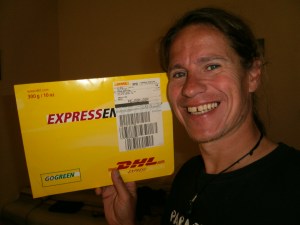 Schon lange kein Post mehr bekommen. Da freut sich der Herr Boe. Und dann auch noch von der DHL...