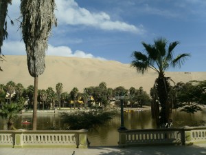 Oase Huacachina mit Lugune und Dünen drum herum