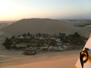 Blick von der Düne zurück  auf die Oase Huacachina.