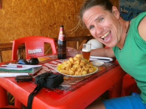 Surfen macht hungrig, durstig, glücklich, wie dieses Foto zu beweisen versucht.