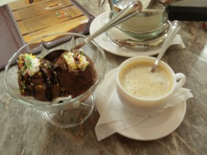 Schlimmes Schokoeis mit Eiskluempchen und schlechter Kaffee. Gut dass ich bald wieder nach Hause komme, wo Kaffee und Eis fest in italienischer Hand sind. Bravo!