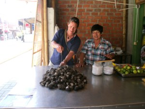 Herr Boe beim Muschelnknacken