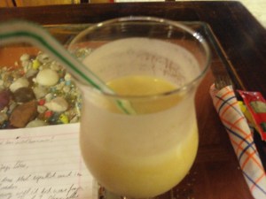 Es ist verdammt schwer ein volles Glas Maracuya Sour zu fotografieren, weil vor dem Foto-Reflex der Trink-Reflex zuschlägt. 