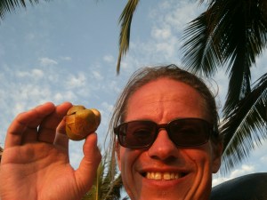 Hier Beinahe-Opfer und Beinahe-Kokosnuss. Das hätte auch ganz anders ausgehen können. Mal wieder gerade so dem Hai vom Surfbrett gesprungen. 